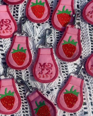 Vyšívané prívesky 🍓 Obojstranná výšivka s jahodou a logom MojeHáby. Nájdete ich na našom webe mojehaby.sk