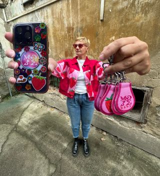 Naskladnili sme nové vyšívané prívesky a nálepky 🍓 Prívesok objednáte na našom webe a nálepky dostanete ako darček k...